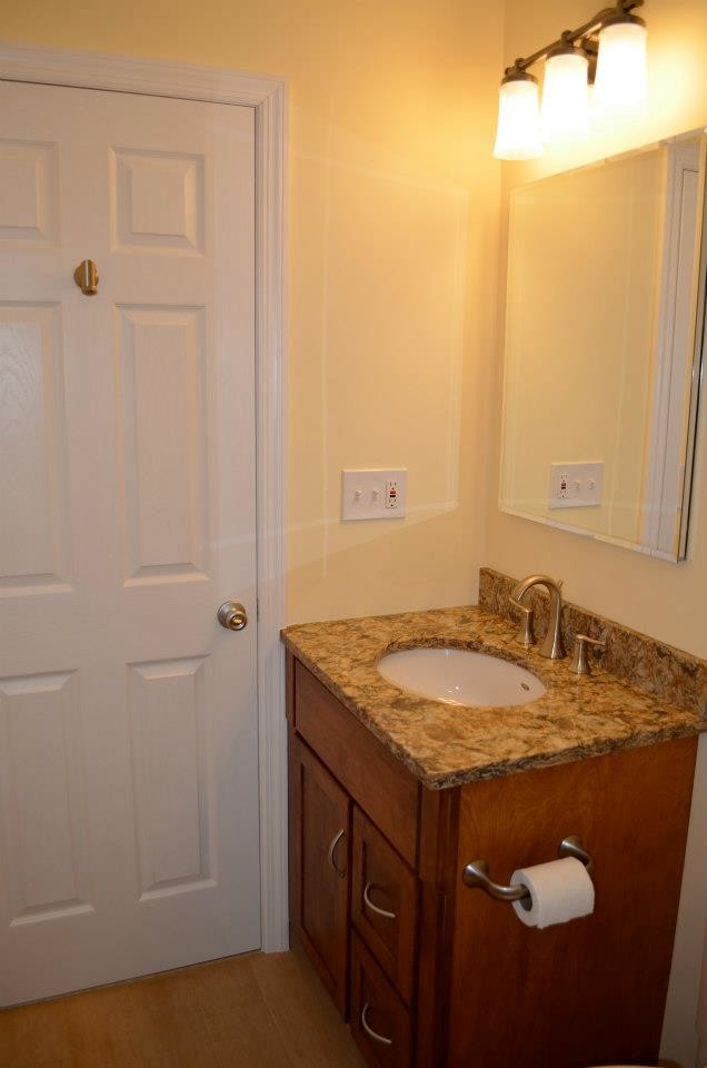 Réalisation d'une petite salle de bain principale tradition en bois brun avec un lavabo encastré, un placard avec porte à panneau encastré, un plan de toilette en quartz modifié, une douche ouverte, WC séparés, un carrelage beige et des carreaux de porcelaine.