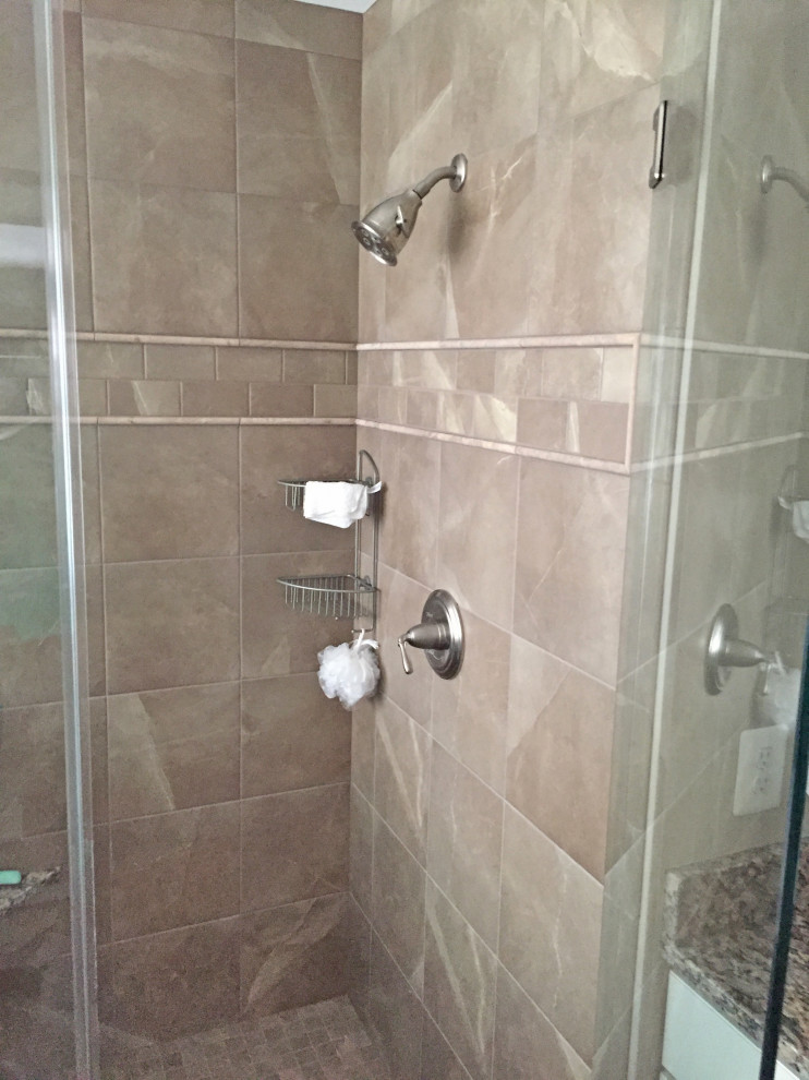 Пример оригинального дизайна: главная ванная комната среднего размера в классическом стиле с фасадами с выступающей филенкой, белыми фасадами, накладной ванной, душем в нише, раздельным унитазом, коричневой плиткой, керамической плиткой, бежевыми стенами, полом из цементной плитки, врезной раковиной, столешницей из искусственного кварца, коричневым полом, душем с распашными дверями и разноцветной столешницей
