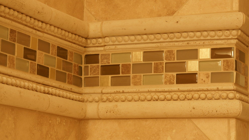 Idée de décoration pour une salle de bain tradition de taille moyenne pour enfant avec un carrelage multicolore, un carrelage en pâte de verre et un mur beige.