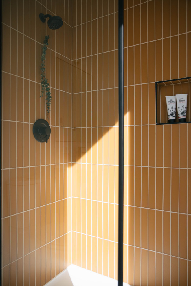 Idées déco pour une salle de bain scandinave avec un carrelage jaune et un carrelage en pâte de verre.