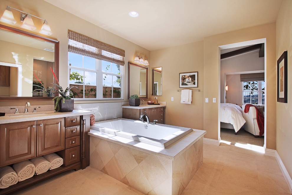 Идея дизайна: главная ванная комната в стиле неоклассика (современная классика) с врезной раковиной, накладной ванной и душем в нише