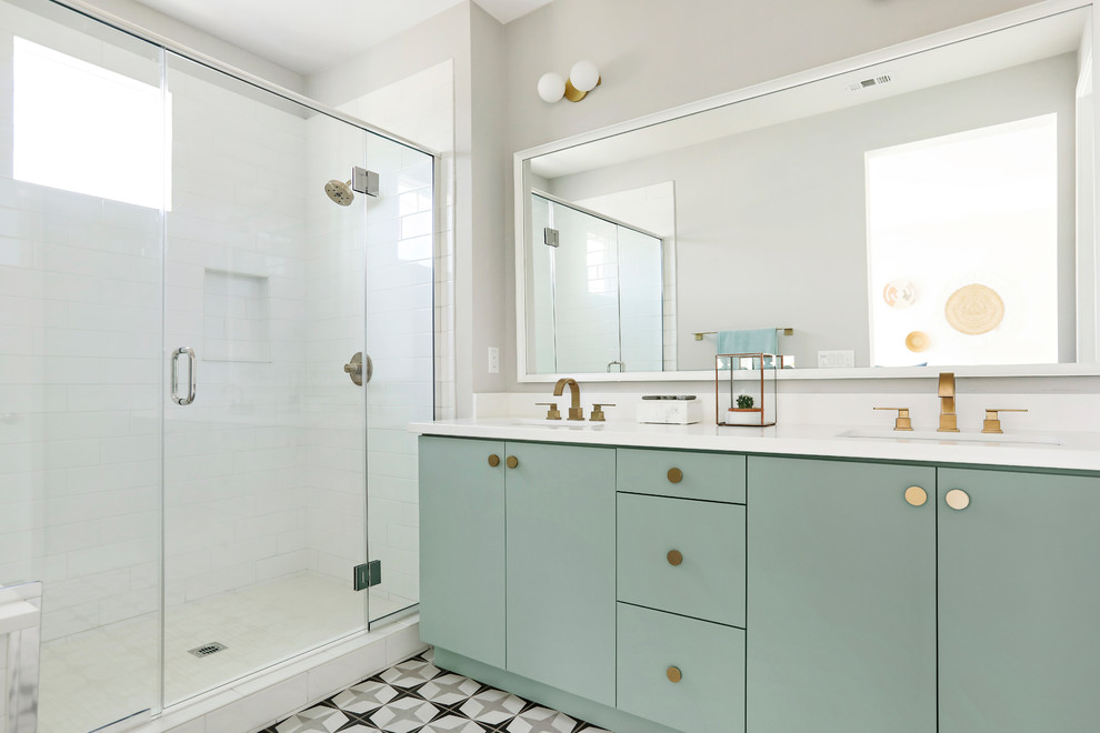 Klassisches Badezimmer En Suite mit flächenbündigen Schrankfronten, Unterbauwaschbecken, weißer Waschtischplatte, Duschnische, grauer Wandfarbe, Falttür-Duschabtrennung und buntem Boden in Los Angeles