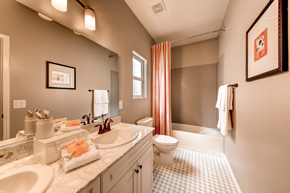 Mittelgroßes Klassisches Badezimmer mit Badewanne in Nische und Duschbadewanne in Las Vegas