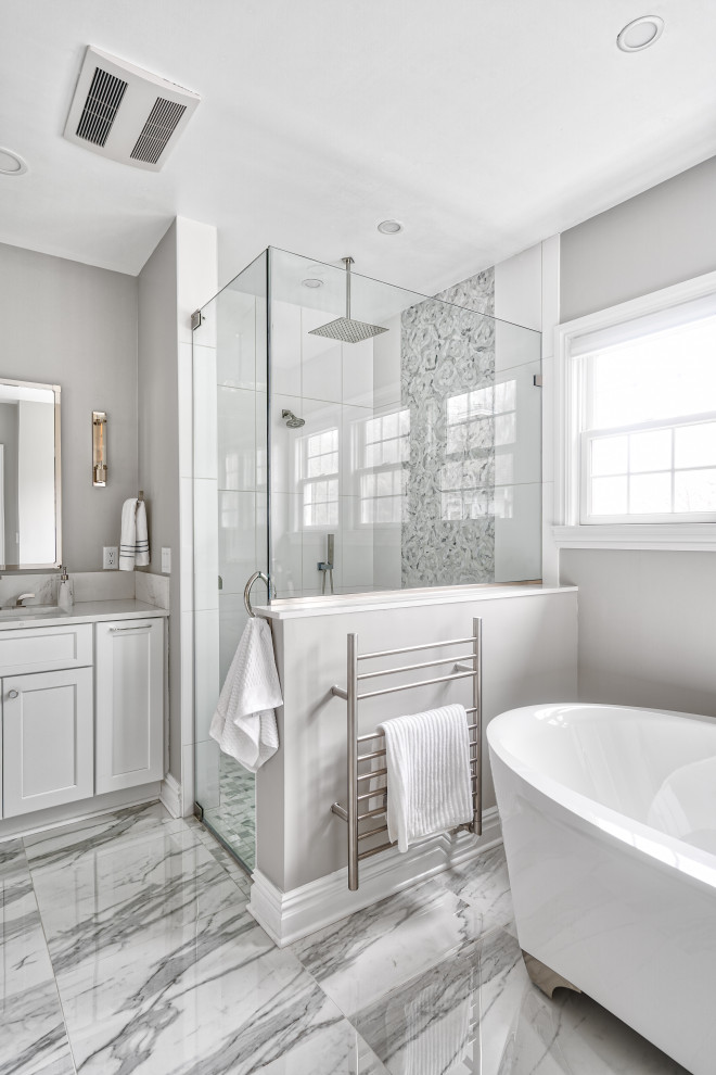 Idéer för att renovera ett mycket stort vintage vit vitt en-suite badrum, med skåp i shakerstil, vita skåp, ett fristående badkar, en kantlös dusch, en bidé, vit kakel, porslinskakel, beige väggar, marmorgolv, ett undermonterad handfat, bänkskiva i kvartsit och dusch med gångjärnsdörr