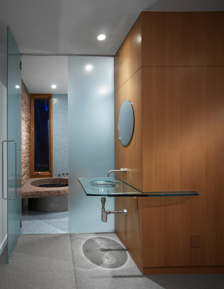 Diseño de cuarto de baño contemporáneo con lavabo integrado, bañera encastrada sin remate y piedra