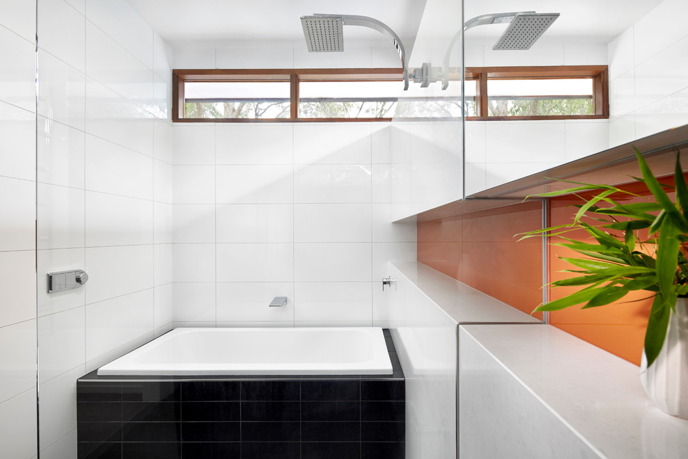 Стильный дизайн: главная ванная комната среднего размера в стиле модернизм с столешницей из искусственного кварца, накладной ванной, душем без бортиков, инсталляцией, черной плиткой, керамической плиткой, белыми стенами и полом из керамической плитки - последний тренд