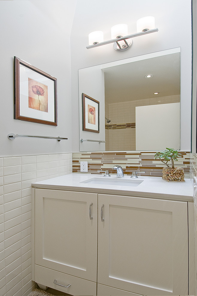 На фото: ванная комната в современном стиле с плиткой кабанчик