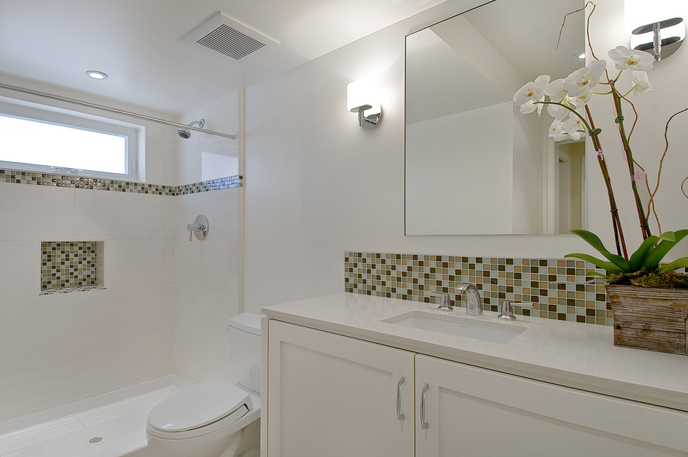 Diseño de cuarto de baño contemporáneo con baldosas y/o azulejos en mosaico, ducha con cortina y ventanas