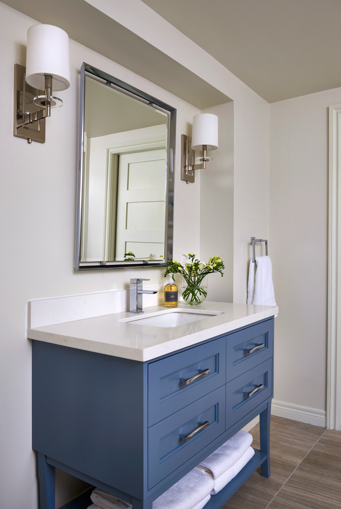 Foto de cuarto de baño principal contemporáneo con armarios con paneles con relieve, puertas de armario azules, suelo vinílico, lavabo bajoencimera, encimera de cuarcita y suelo marrón