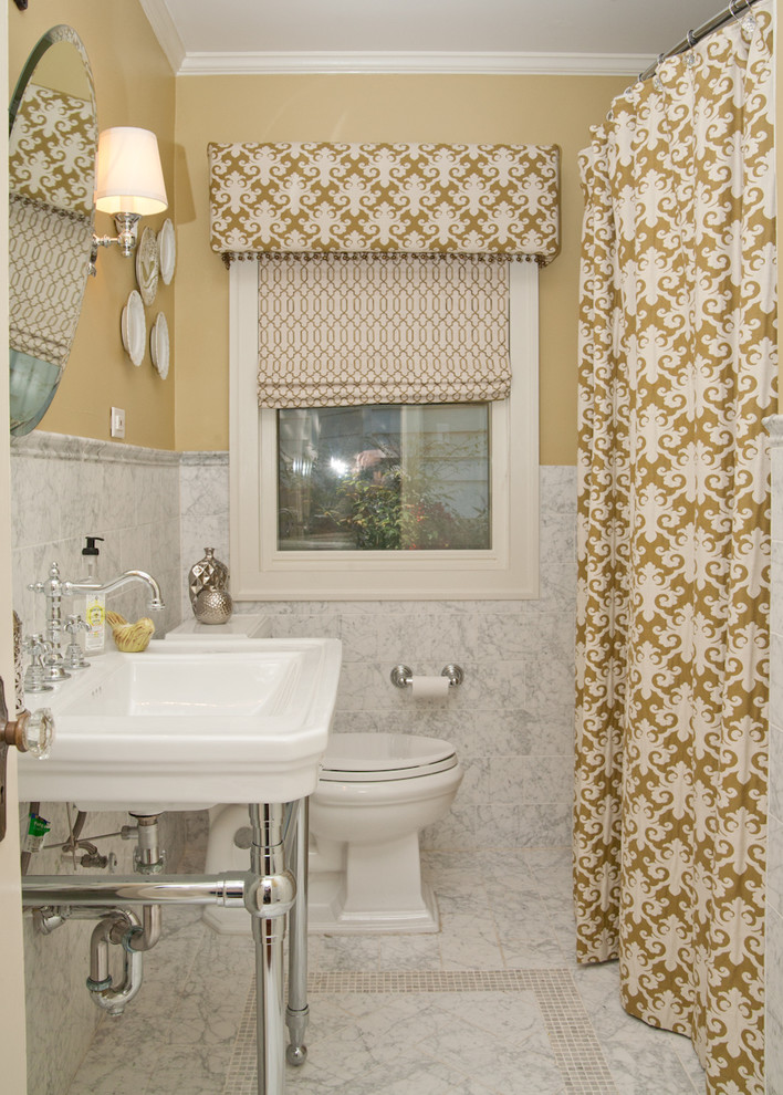 Ejemplo de cuarto de baño tradicional con baldosas y/o azulejos en mosaico, lavabo tipo consola y paredes marrones