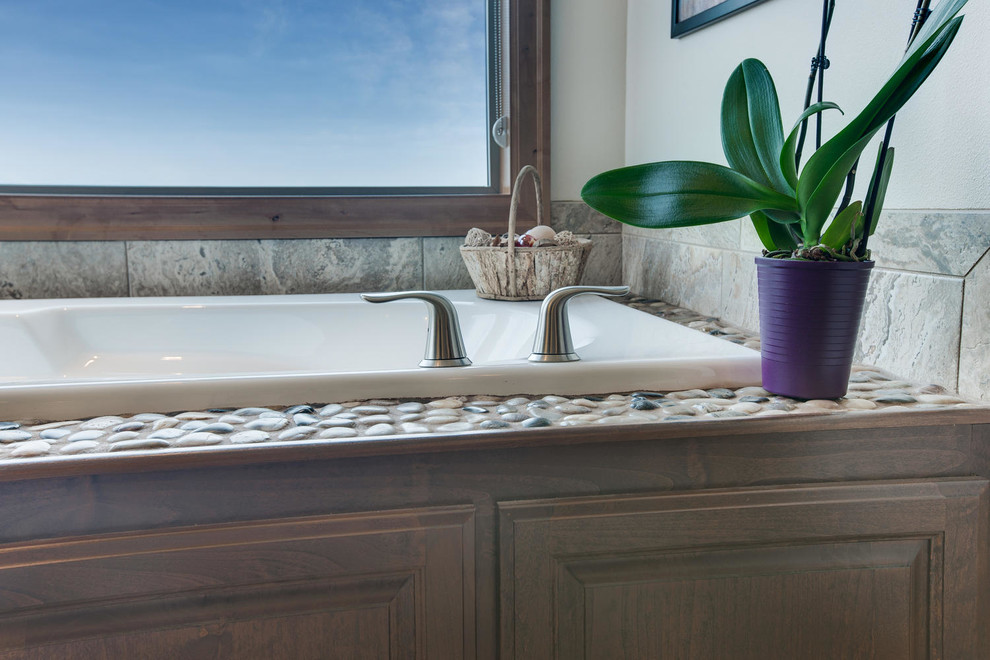 ポートランドにある広いトラディショナルスタイルのおしゃれなマスターバスルーム (濃色木目調キャビネット、アルコーブ型浴槽、マルチカラーのタイル、石タイル、ベージュの壁) の写真