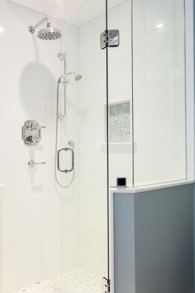 Ispirazione per una stanza da bagno con doccia design di medie dimensioni con doccia ad angolo, piastrelle bianche, piastrelle in pietra e pareti verdi