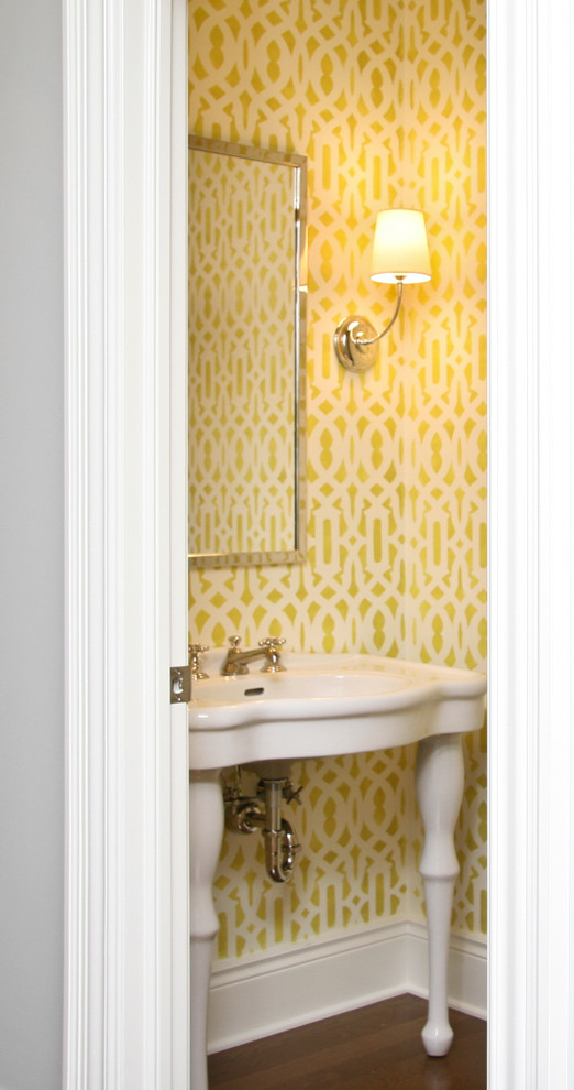 Esempio di una stanza da bagno con doccia classica di medie dimensioni con pareti gialle, parquet scuro e lavabo a consolle