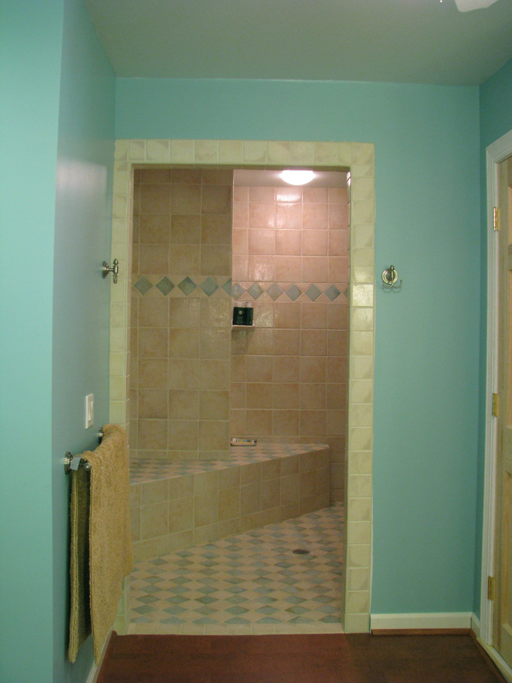 Idées déco pour une salle de bain classique avec un lavabo encastré, un placard à porte affleurante, des portes de placard beiges, une douche ouverte, un bidet et des carreaux de porcelaine.