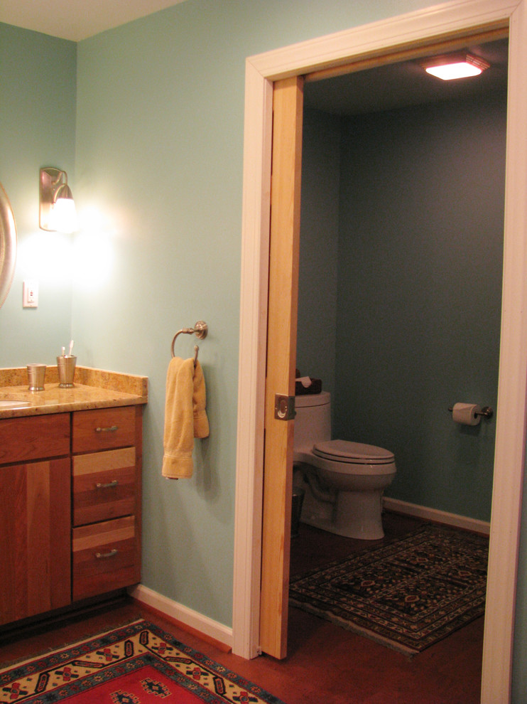 Источник вдохновения для домашнего уюта: ванная комната в классическом стиле с врезной раковиной, плоскими фасадами, фасадами цвета дерева среднего тона, столешницей из гранита, унитазом-моноблоком и керамогранитной плиткой