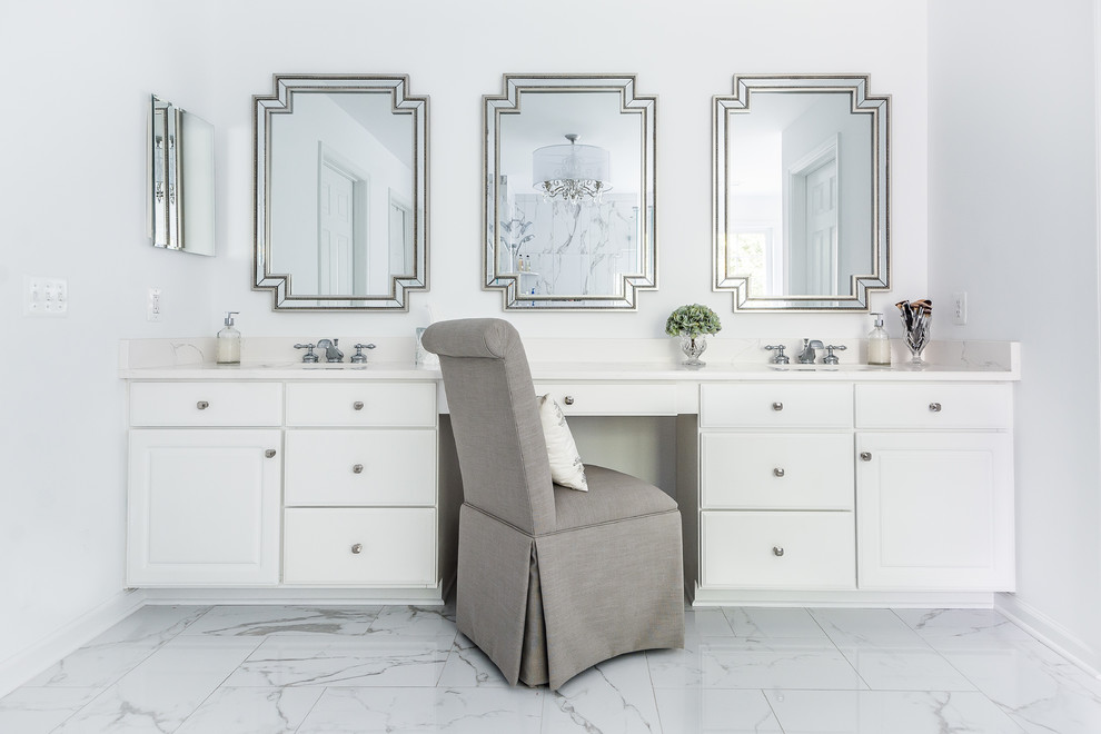 Ejemplo de cuarto de baño tradicional renovado con puertas de armario blancas, paredes blancas, encimera de cuarzo compacto, suelo blanco, encimeras blancas y armarios con paneles con relieve