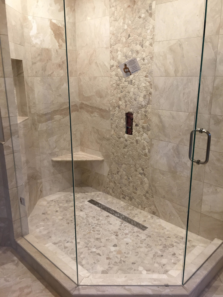 Inspiration pour une salle de bain principale traditionnelle de taille moyenne avec une douche d'angle, un carrelage beige, un mur beige, une cabine de douche à porte battante, du carrelage en pierre calcaire et un sol beige.