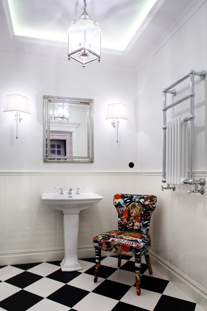 Idéer för vintage badrum, med ett piedestal handfat, möbel-liknande, vita skåp, marmorbänkskiva, en dusch i en alkov, en toalettstol med hel cisternkåpa, beige kakel och porslinskakel