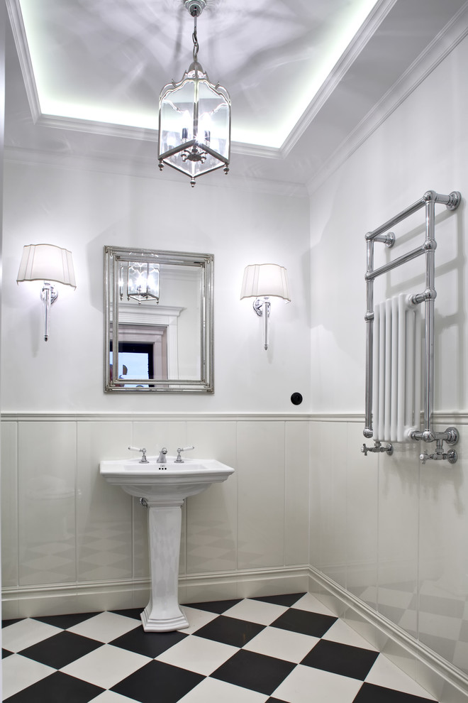 Modelo de cuarto de baño tradicional con lavabo con pedestal, ducha empotrada, sanitario de una pieza, baldosas y/o azulejos blancos y baldosas y/o azulejos de porcelana
