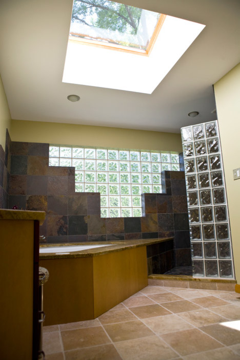 Idéer för att renovera ett stort orientaliskt en-suite badrum, med släta luckor, skåp i mellenmörkt trä, ett undermonterat badkar, en hörndusch, en toalettstol med hel cisternkåpa, beige kakel, glaskakel, vita väggar, travertin golv, ett fristående handfat, granitbänkskiva, beiget golv och med dusch som är öppen