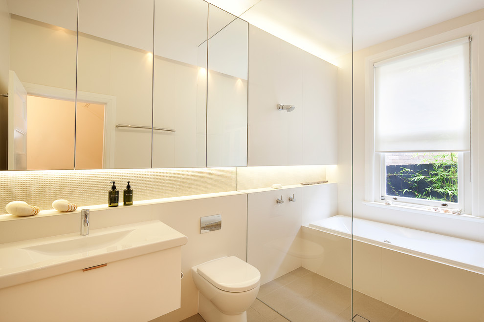 Пример оригинального дизайна: ванная комната в стиле неоклассика (современная классика) с унитазом-моноблоком