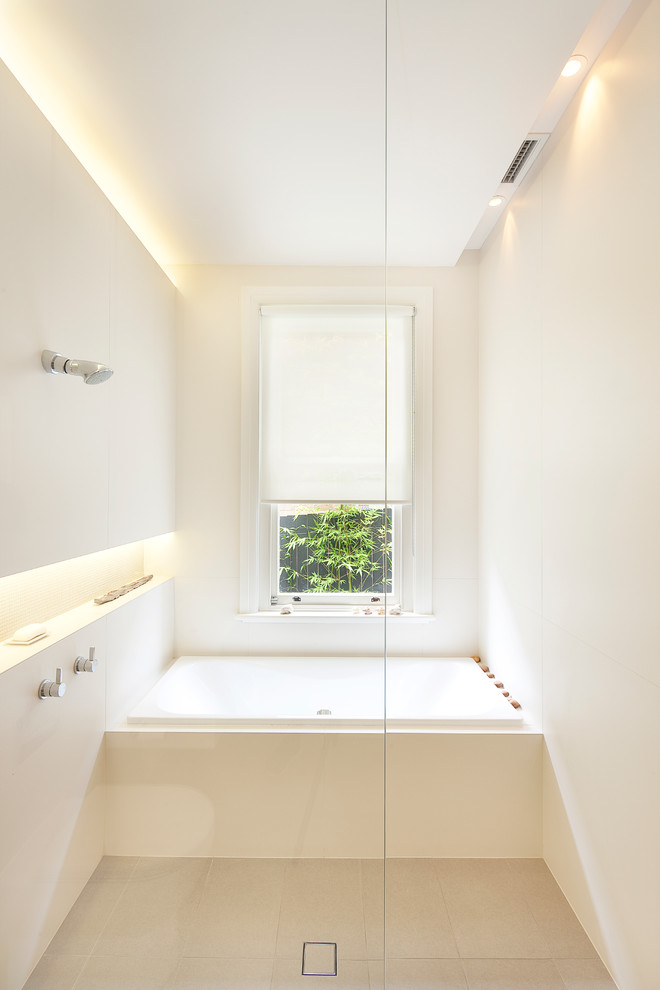 Inredning av ett modernt badrum, med en öppen dusch, ett platsbyggt badkar och med dusch som är öppen