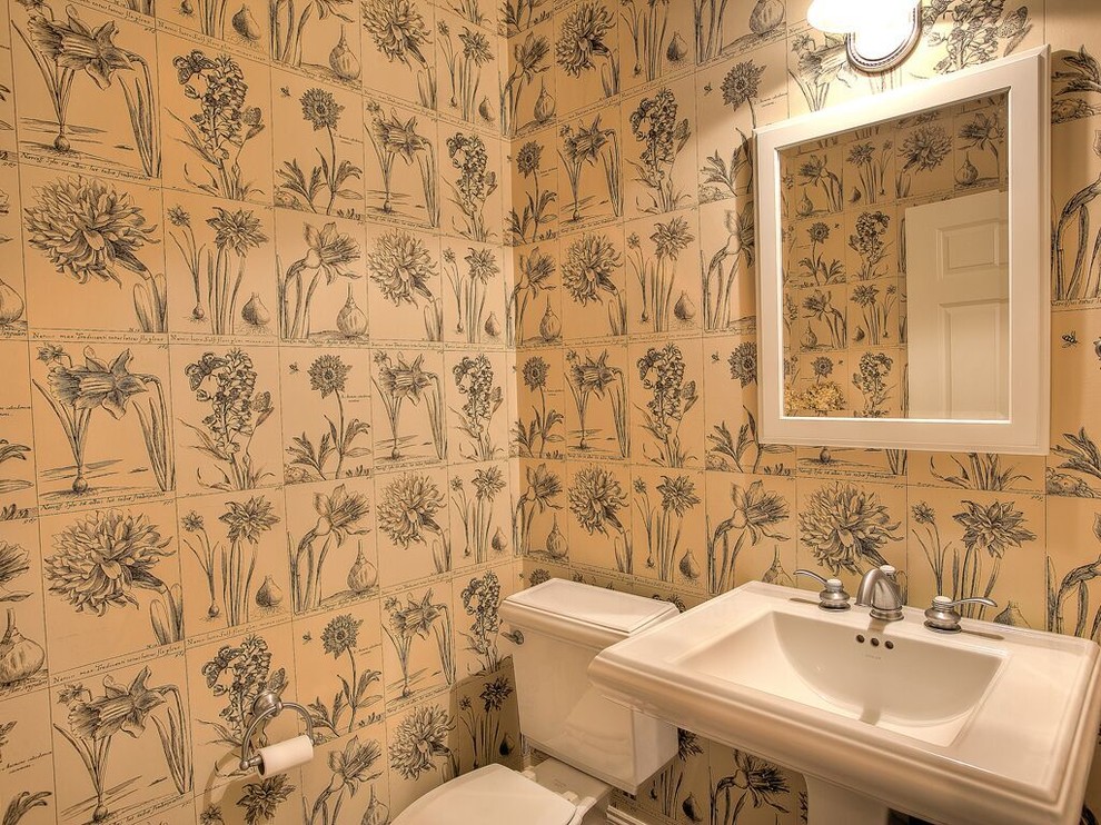 На фото: главная ванная комната среднего размера в классическом стиле с накладной ванной, открытым душем, унитазом-моноблоком, белой плиткой, плиткой из листового камня, желтыми стенами, темным паркетным полом и накладной раковиной