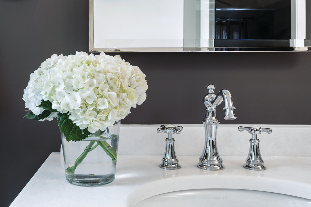 Пример оригинального дизайна: главная ванная комната в современном стиле с душем без бортиков, черно-белой плиткой, серыми стенами и мраморным полом