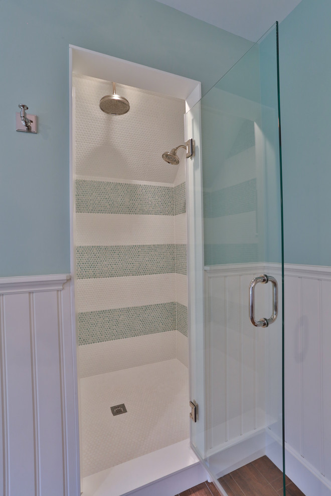 Стильный дизайн: большая главная ванная комната в стиле неоклассика (современная классика) с фасадами в стиле шейкер, белыми фасадами, отдельно стоящей ванной, душем в нише, раздельным унитазом, синей плиткой, белой плиткой, плиткой мозаикой, синими стенами, паркетным полом среднего тона, врезной раковиной, мраморной столешницей, коричневым полом и душем с распашными дверями - последний тренд