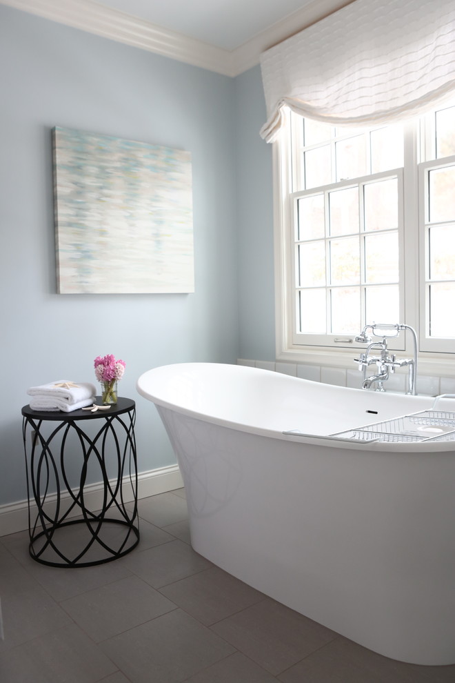 Idéer för ett klassiskt badrum, med ett fristående badkar och blå väggar