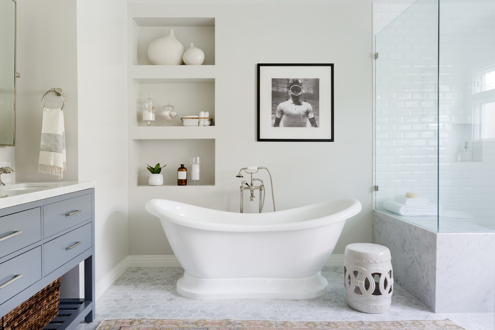 На фото: главная ванная комната в стиле неоклассика (современная классика) с серыми фасадами, мраморным полом, врезной раковиной, мраморной столешницей и плоскими фасадами
