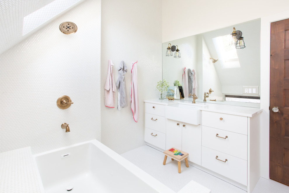 Exempel på ett klassiskt vit vitt badrum för barn, med släta luckor, vita skåp, vit kakel, mosaik, vita väggar, mosaikgolv, ett undermonterad handfat och vitt golv