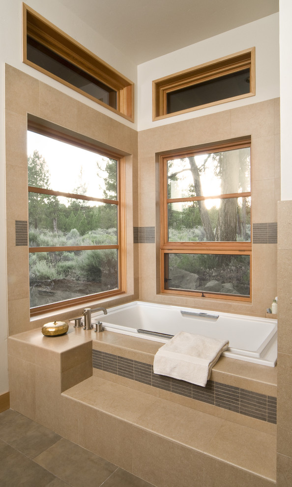 Exempel på ett modernt badrum, med ett platsbyggt badkar