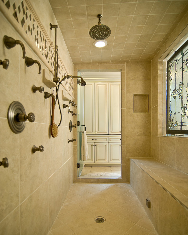 Пример оригинального дизайна: огромная главная ванная комната в классическом стиле с фасадами с выступающей филенкой, бежевыми фасадами, накладной ванной, открытым душем, бежевой плиткой, коричневой плиткой, плиткой мозаикой, синими стенами, полом из керамической плитки, врезной раковиной, столешницей из гранита, бежевым полом и душем с распашными дверями