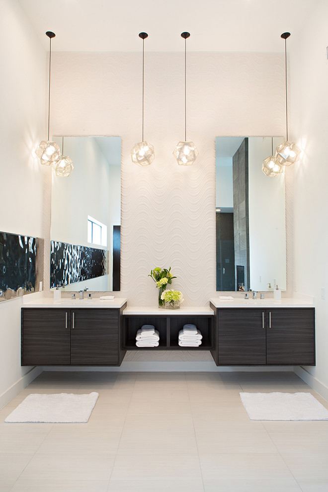 ヒューストンにあるコンテンポラリースタイルのおしゃれな浴室 (フラットパネル扉のキャビネット、黒いキャビネット、白いタイル、白い壁) の写真