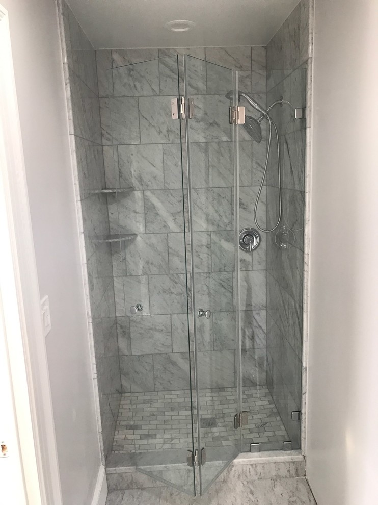 Ispirazione per una piccola stanza da bagno padronale minimalista con porta doccia a battente