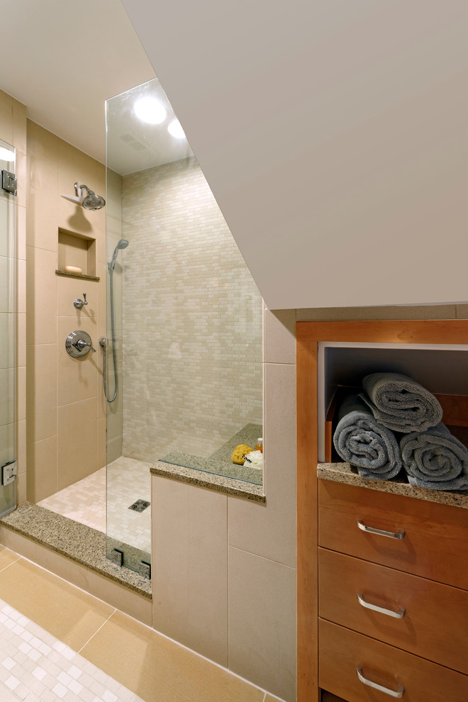 Idéer för att renovera ett mellanstort amerikanskt en-suite badrum, med beige kakel, luckor med infälld panel, skåp i mellenmörkt trä, en dusch i en alkov, en toalettstol med hel cisternkåpa, glaskakel, beige väggar, klinkergolv i keramik, ett undermonterad handfat och granitbänkskiva