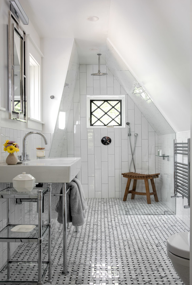 Inspiration för moderna badrum med dusch, med vit kakel, vita väggar, ett konsol handfat, flerfärgat golv och en dusch i en alkov