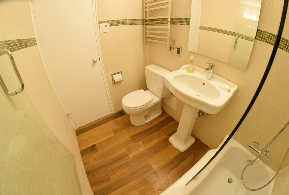 Inspiration för små klassiska en-suite badrum, med ett piedestal handfat, ett badkar i en alkov, en toalettstol med separat cisternkåpa, beige kakel, porslinskakel, beige väggar och klinkergolv i porslin