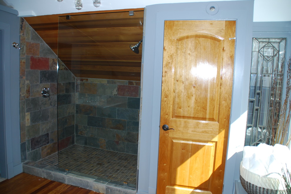 На фото: большая главная ванная комната в стиле лофт с плоскими фасадами, серыми фасадами, мраморной столешницей, разноцветной плиткой, ванной на ножках, душем в нише, раздельным унитазом, врезной раковиной, серыми стенами и светлым паркетным полом