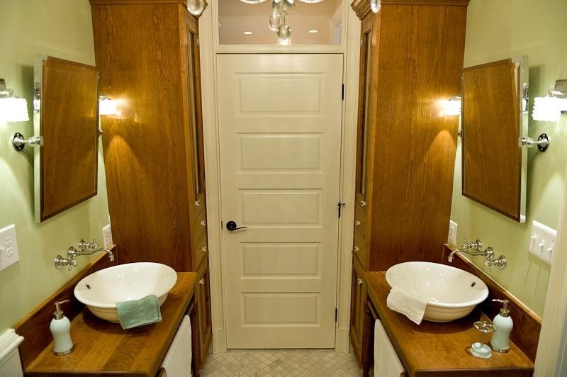 Idéer för ett litet klassiskt en-suite badrum, med ett fristående handfat, möbel-liknande, skåp i ljust trä, träbänkskiva, ett badkar med tassar, en dusch/badkar-kombination, en toalettstol med separat cisternkåpa, beige kakel, mosaik, gröna väggar och marmorgolv