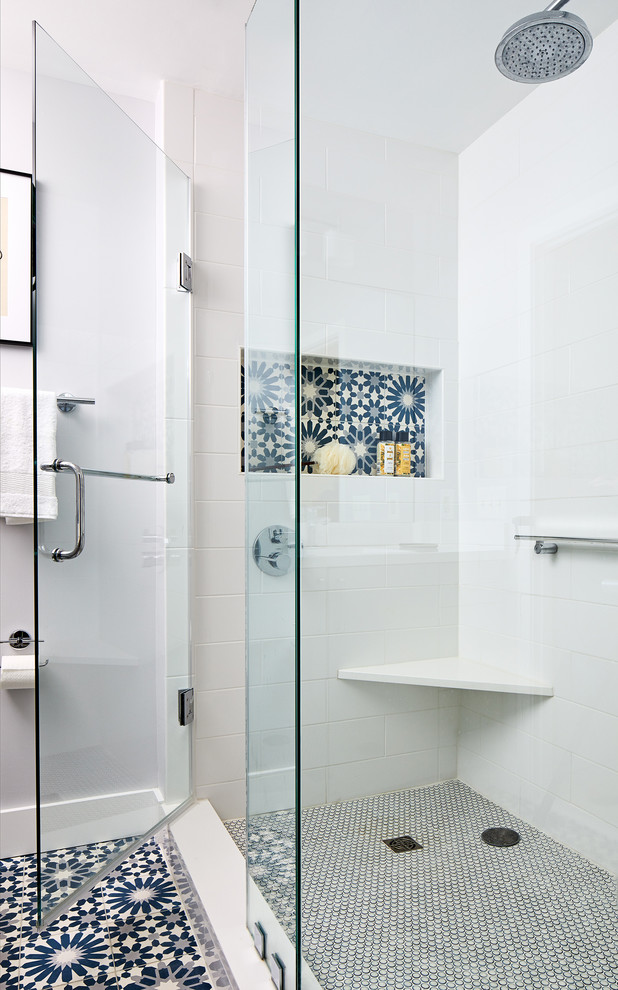 Immagine di una stanza da bagno padronale contemporanea di medie dimensioni con ante lisce, ante grigie, doccia ad angolo, WC sospeso, piastrelle bianche, pareti grigie, porta doccia a battente e top bianco