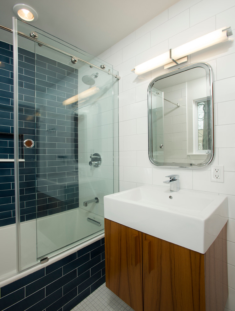 Exemple d'une salle de bain éclectique en bois brun de taille moyenne pour enfant avec un placard à porte plane, une baignoire en alcôve, un combiné douche/baignoire, WC à poser, un carrelage bleu, des carreaux de céramique, un mur blanc, un sol en carrelage de terre cuite et une vasque.