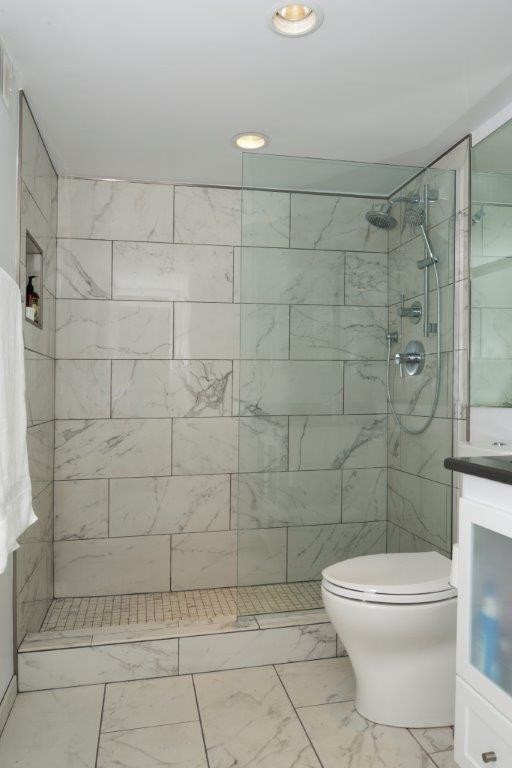 Diseño de cuarto de baño principal clásico renovado de tamaño medio con puertas de armario blancas, ducha empotrada, baldosas y/o azulejos blancos, paredes grises y suelo de mármol