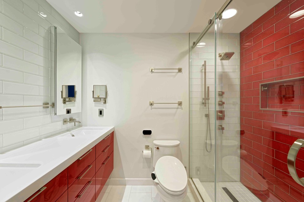 Idée de décoration pour une petite douche en alcôve minimaliste pour enfant avec un placard à porte plane, des portes de placard rouges, WC à poser, un carrelage rouge, un carrelage métro, un mur blanc, un sol en carrelage de porcelaine, un lavabo encastré et un plan de toilette en quartz modifié.