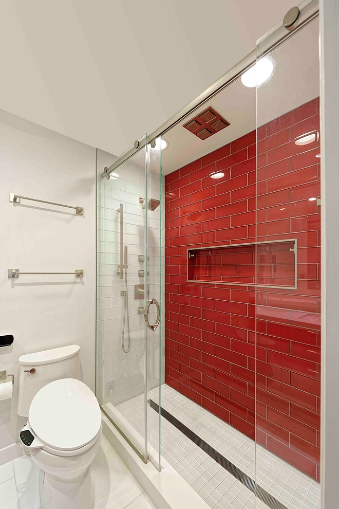 Стильный дизайн: маленькая детская ванная комната в стиле модернизм с плоскими фасадами, красными фасадами, душем в нише, унитазом-моноблоком, красной плиткой, плиткой кабанчик, белыми стенами, полом из керамогранита, врезной раковиной и столешницей из искусственного кварца для на участке и в саду - последний тренд
