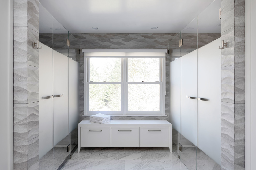 Пример оригинального дизайна: большая главная ванная комната в стиле модернизм с фасадами с декоративным кантом, серыми фасадами, открытым душем, унитазом-моноблоком, серой плиткой, мраморной плиткой, серыми стенами, мраморным полом, накладной раковиной, столешницей из искусственного кварца, разноцветным полом и душем с распашными дверями