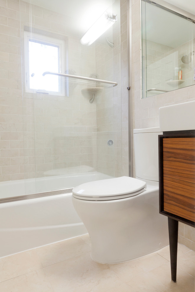 ワシントンD.C.にある中くらいなコンテンポラリースタイルのおしゃれなバスルーム (浴槽なし) (フラットパネル扉のキャビネット、中間色木目調キャビネット、アルコーブ型浴槽、シャワー付き浴槽	、一体型トイレ	、ベージュのタイル、セラミックタイル、ベージュの壁、セラミックタイルの床、ベッセル式洗面器) の写真