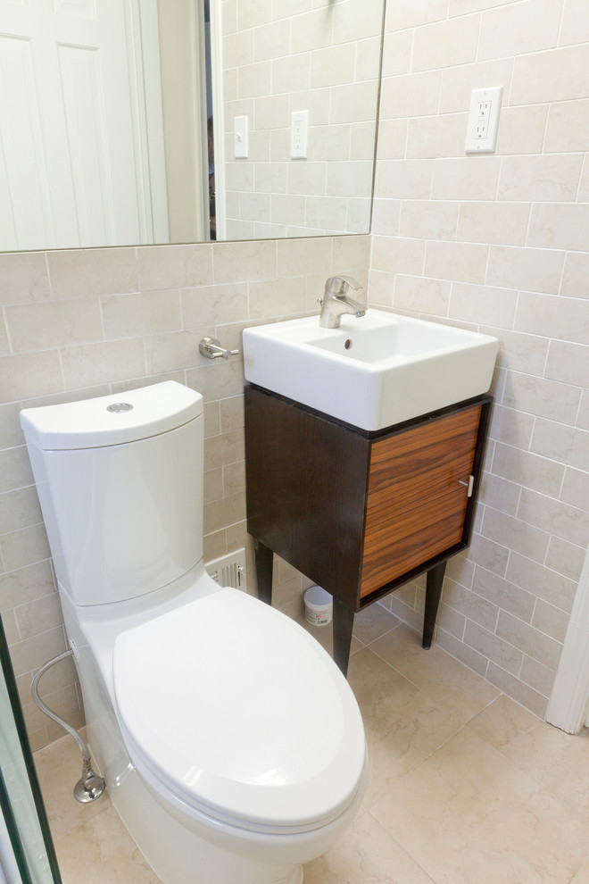 他の地域にある中くらいなコンテンポラリースタイルのおしゃれなバスルーム (浴槽なし) (中間色木目調キャビネット、フラットパネル扉のキャビネット、アルコーブ型浴槽、シャワー付き浴槽	、一体型トイレ	、ベージュのタイル、セラミックタイル、ベージュの壁、セラミックタイルの床、ベッセル式洗面器) の写真