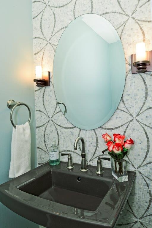 Idee per una piccola stanza da bagno con doccia chic con lavabo a colonna, piastrelle bianche, piastrelle a mosaico e pareti blu